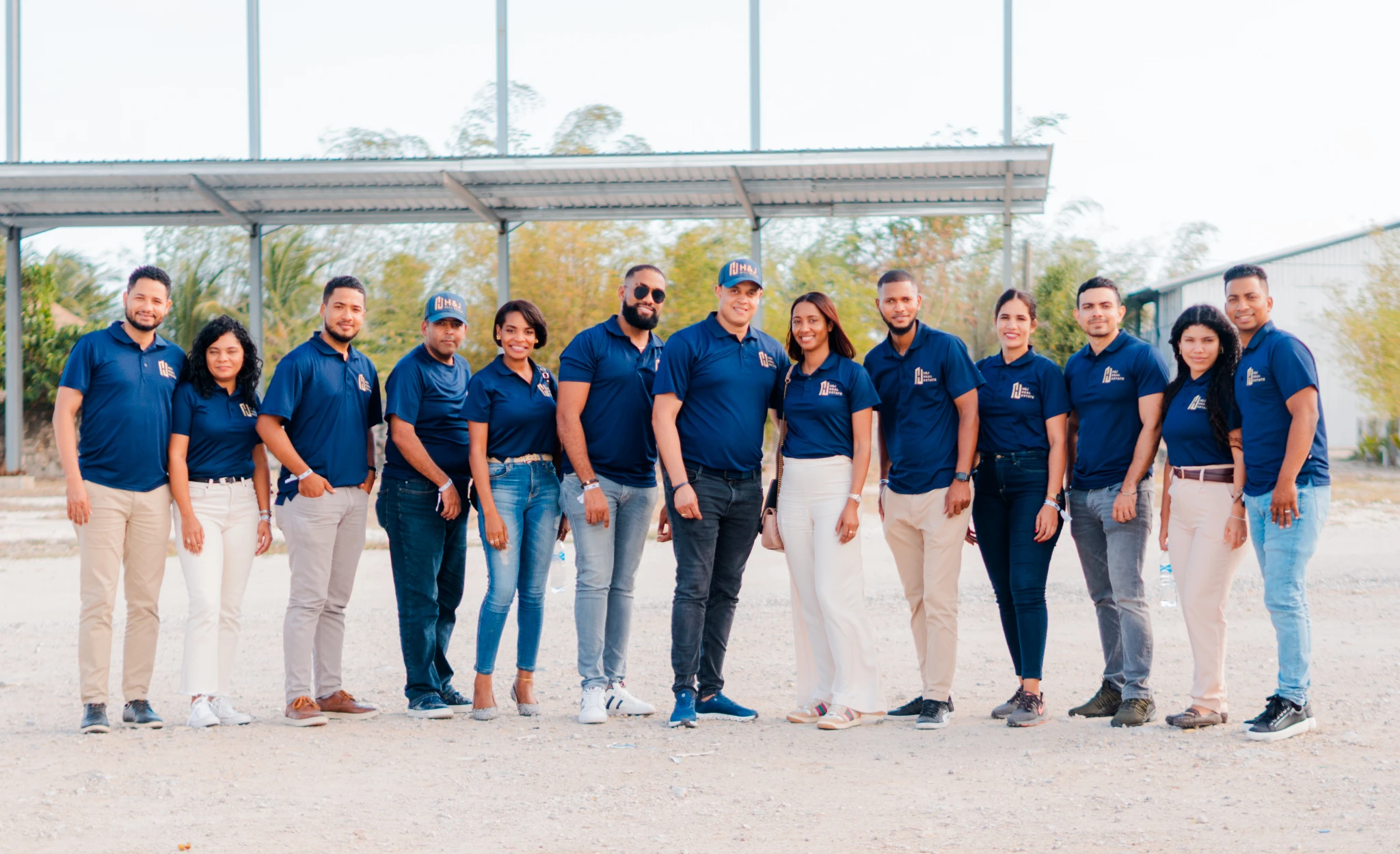 Equipo de H&J Real Estate feliz tras sus resultados
