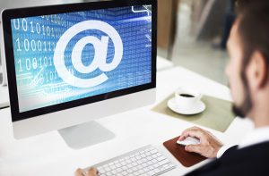 hombre haciendo uso del email marketing inmobiliario